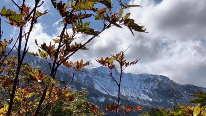 p-70322-03-Kurodake-peak-snow-and-autumn
